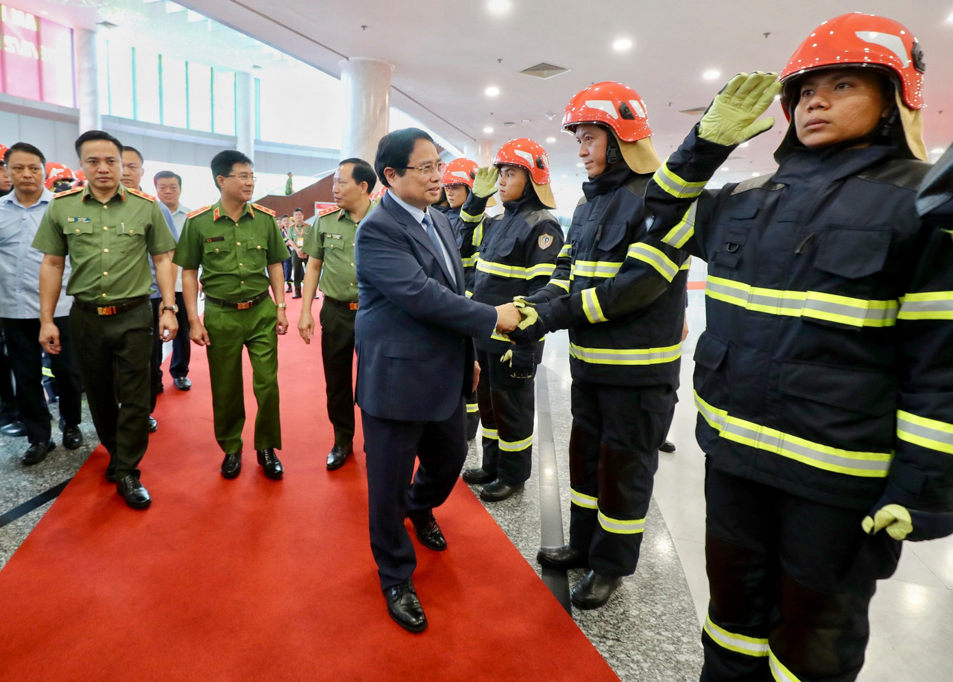 ベトナム公安省消防局・救難救助警察局隊員を激励するファム・ミン・チン首相